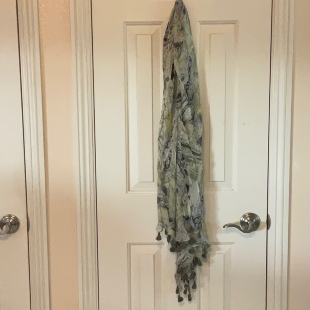 🧣CHICO’S GREEN AND BLUE PRINT SCARF 🧣